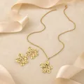 Elegante conjunto de joyas florales doradas con pendientes y collar de textura martillada - E6186-1