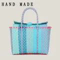 Borsa a cesto in plastica intrecciata colorata fatta a mano in blu e rosa per mare - Blu Lago