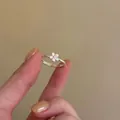 Zierlicher Silberblumenring mit funkelnden Zirkoniasteinen am Finger - Zarter Einblumen-Stil (J1150银a)