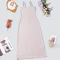 Vue à plat d'une robe longue en maille lavande ajustée avec accessoires élégants - S / Rose
