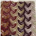 Gros plan sur un tissu en dentelle au crochet à rayures ondulées pour robe d'été tendance. - S / Haut Et Bas / Bordeaux