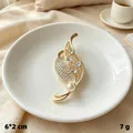 Elegant gold-tone leaf-shaped brooch decorated with rhinestones and a pearl, size 6x2cm - Gold Leaf