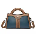 Zweifarbige Handtasche aus genarbtem Leder in Blau und Braun mit Känguru-Logo und Gurt - Blau