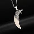 Détail du pendentif tête de loup vintage en acier inoxydable avec une dent blanche - Pendentif Dent de Loup avec Chaîne / 2.5mm Chaîne Vénitienne-60cm