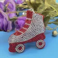 Detalle de un llavero de patines con adornos de diamantes de imitación rojos y blancos - Patín de Ruedas (PS-00164) / Rojo