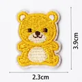 Vista detallada de un parche bordado de oso amarillo con medidas de 3,9 cm x 2,3 cm - Estilo de Cabeza de Oso Amarillo (DW8984-6)