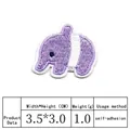 Detalle del parche bordado de elefante morado con especificaciones de tamaño y peso. - Estilo de Elefante Púrpura (DW8980-7)