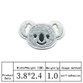 Vista detallada del parche bordado de koala con especificaciones de tamaño y peso - Estilo de Cabeza de Koala (DW8980-4)