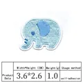 Detalle del parche bordado de elefante azul con especificaciones de 3,6x2,6 cm. - Estilo de Elefante Azul Claro (DW8980-5)