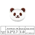 Detailansicht eines kleinen gestickten Panda-Aufnähers mit Größen- und Gewichtsangaben. - Panda-Kopf-Stil (DW8980-1)