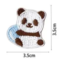 Parche bordado de panda para reparación y decoración de ropa, tamaño cuadrado de 3,5 cm - Estilo de Panda de Dibujos Animados (DW8979-5)