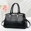 Elegante Handtasche aus schwarzem Lackleder mit Krokoprägung und Golddetails - L33 B14 H21 / Schwarz