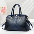Elegante donkerblauwe laks leren handtas met krokodillenstructuur en gouden hardware - L33 B14 H21 / Blauw