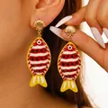 Boucles d'oreilles poisson tropical avec clous en forme de coquillage doré et émail - Boucles d'oreilles / Rouge