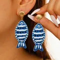 Boucles d'oreilles pendantes poisson à rayures bleues et blanches et coquillage doré - Boucles d'oreilles / Bleu
