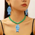 Parure de bijoux avec collier ras du cou en perles de poisson bleu et boucles d'oreilles - Ensemble de bijoux / Bleu