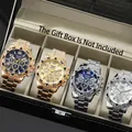 Gros plan de quatre montres à quartz de luxe pour hommes avec bracelet en acier dans un coffret - Collection de 4 Pièces avec Bracelet en Acier / Multi-couleur Or et Argent