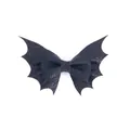 Detalle del pasador de pelo con lazo de alas de murciélago con purpurina negra para Halloween - 02