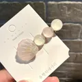 Niedliche Meeresmuschel-Haarspange mit schillernden Perlen für Mädchen auf Displaykarte. - Muschel Eis am Stiel Stil / Rosa
