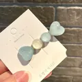 Blauer Glitzer-Haarclip mit Herz und Perle für Mädchen auf Karte - Perlenbesetztes Eis Herz / Hellblau