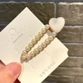 Eleganter Perlen-Haarclip mit einem schimmernden weißen Glitzerherz auf einer Karte - Wassertropfen Eis Herz / Weiß