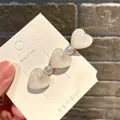 Eleganter weißer Glitzer-Herz-Haarclip mit Perlen auf einer Display-Karte gezeigt - Eis Herz mit Perlen / Weiß