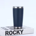 Detalle de un vaso térmico de 20 oz de acero inoxidable azul marino mate sobre un soporte blanco - Azul marino
