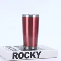 Detalle de un termo de viaje de acero inoxidable de 20 oz en color rojo metalizado - Rojo Brillante
