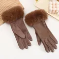 Detailansicht brauner Winterhandschuhe mit Kunstfellbesatz und Wildleder-Patchwork - Camel
