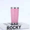 Rosa 20oz vakuumisolierter Edelstahlbecher auf minimalistischem weißem Buch-Hintergrund - 20oz / Rosa