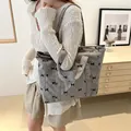 Bolso tote de pana gris acolchado con delicados lazos negros de estilo coreano para mujer - Gris