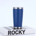 Detailansicht des blauen 20oz vakuumisolierten Edelstahlebechers auf einem Buch - 20oz / Blau