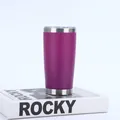 Detaillierte Ansicht eines lila 20oz vakuumisolierten Edelstahlbechers auf einem Buch - 20oz / Fuchsia