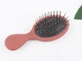 Brosse à cheveux ergonomique rose à coussin d'air pour un coiffage doux et soin du cuir - Style à Pointes Souples / Cramoisi