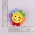 Handgefertigter Regenbogen-Häkel-Sonnenblumen-Schlüsselanhänger mit Smiley und Lineal - 5-Ring Mehrfarbige Smiley Sonnenblume / bunt