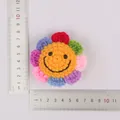 Handgemachter bunter Häkel-Sonnenblumen-Schlüsselanhänger mit Smiley 6 cm Durchmesser - 8-Farben Smiley Sonnenblume / bunt