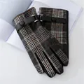 Elegante Herren-Winterhandschuhe aus Karowolle im britischen Stil mit Lederriemen - Einheitsgröße / Schwarz Braun Karo