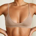 Bequemer beiger nahtloser bügelloser Camisole-BH mit Rippenstruktur und dünnen Trägern - Dunkle Haut / S