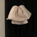 Dettaglio di un elegante cerchietto in raso champagne con pieghe voluminose e decori di perle. - Pinza con perle / Rosa