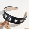 Serre-tête large en cuir PU noir avec rivets métalliques argentés en forme de cœur - Découpe En Forme De Cœur Noir