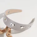 Serre-tête large en cuir PU gris avec rivets décoratifs en forma de cœur évidé - Gris Creux En Forme De Cœur