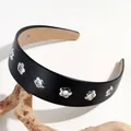 Serre-tête large en cuir PU noir tendance avec rivets métalliques fleurs argentées - Découpe Florale Noire