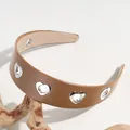 Serre-tête large en similicuir marron avec des œillets métalliques en forme de cœur - Kaki Découpé En Forme De Cœur