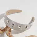 Serre-tête large en similicuir gris clair avec des rivets fleurs creux en argent - Découpe Florale Grise
