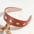 Serre-tête large en similicuir marron orné de rivets métalliques évidés en forme de fleur - Découpe Florale Couleur Caramel