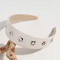 Serre-tête large en cuir PU crème avec rivets fleurs métalliques argentés élégant mode - Beige À Motif Floral Ajouré