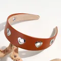 Serre-tête large en cuir PU marron avec œillets métalliques évidés en forme de cœur - Découpe En Forme De Cœur Couleur Caramel