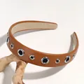 Serre-tête large en similicuir marron avec détails d'œillets et rivets en métal argenté - 25 Cm Mince Brun Rougeâtre