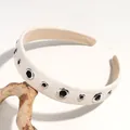 Serre-tête large en cuir PU blanc cassé avec œillets métalliques argentés et rivets - 25 Cm D'épaisseur Blanc Cassé