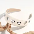 Serre-tête large en cuir PU crème avec des œillets métalliques argentés en forme de cœur - Découpe En Forme De Cœur Beige